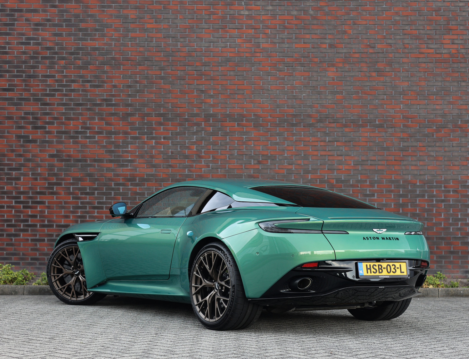 Aston Martin DB12 4.0 V8 Aston Martin DB12 4.0 V8