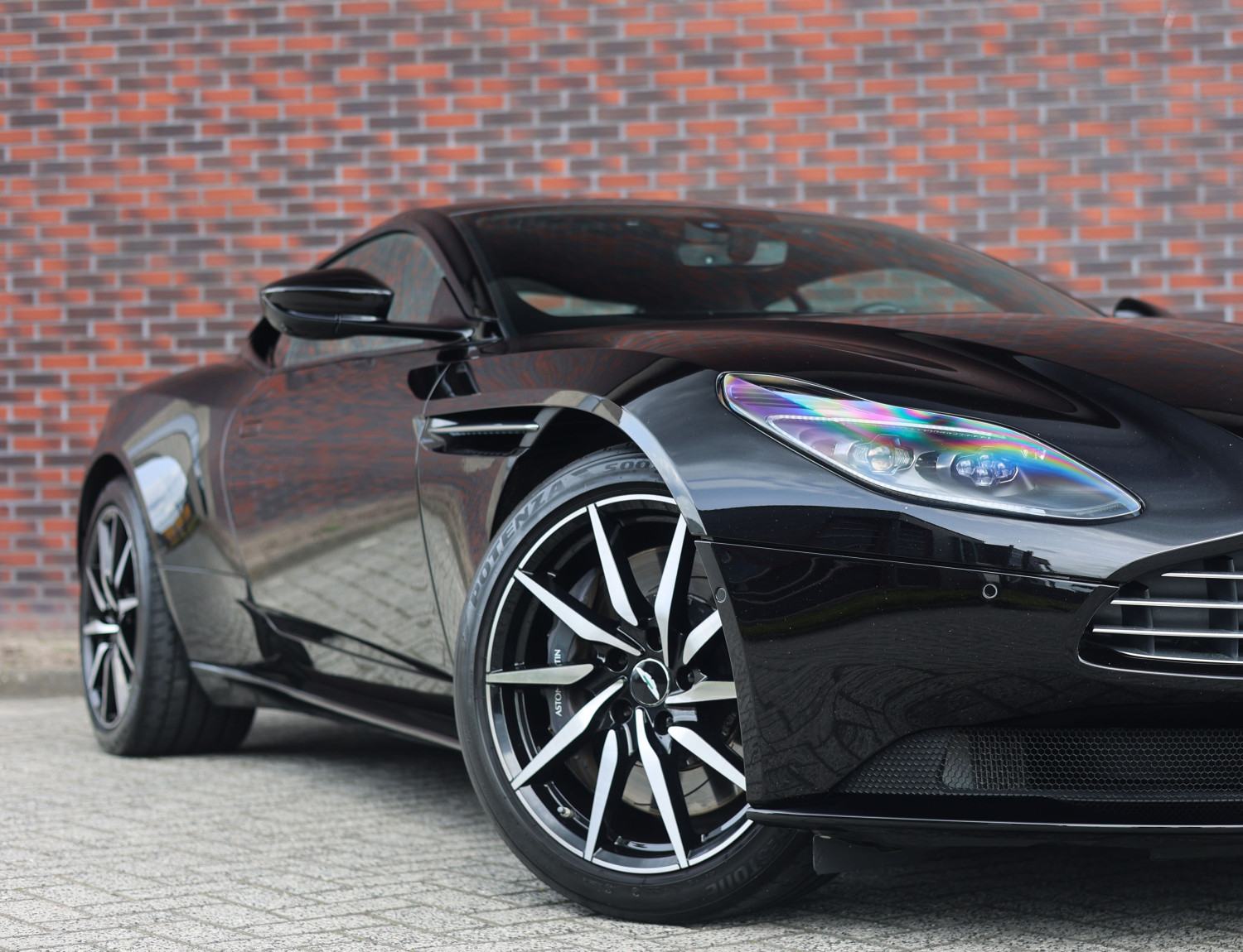 Aston Martin DB11 4.0 V8