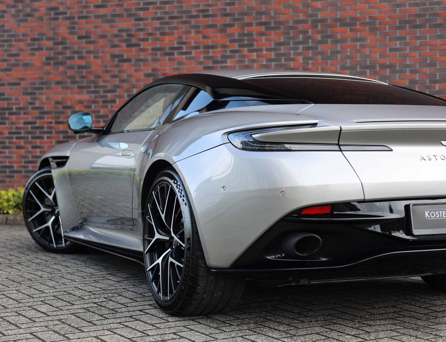 Aston Martin DB12 4.0 V8