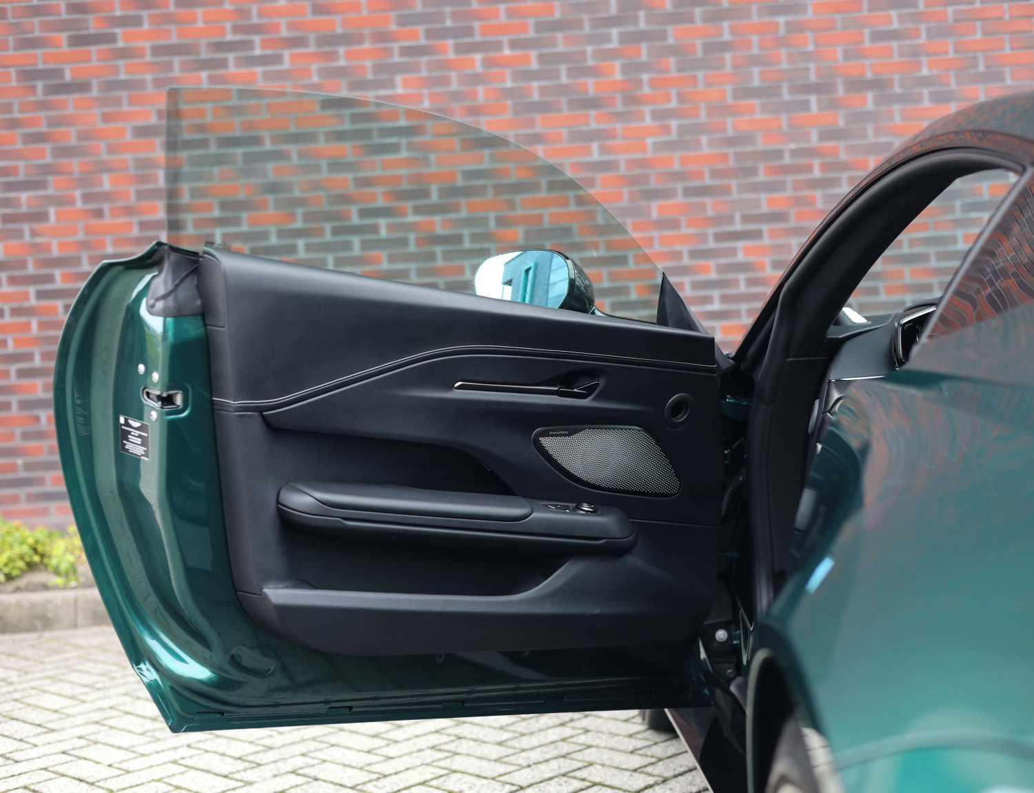 Aston Martin Vantage V8