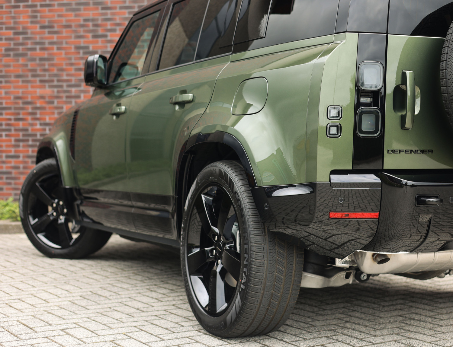 Land Rover Defender 110 P300e X-Dynamic SE