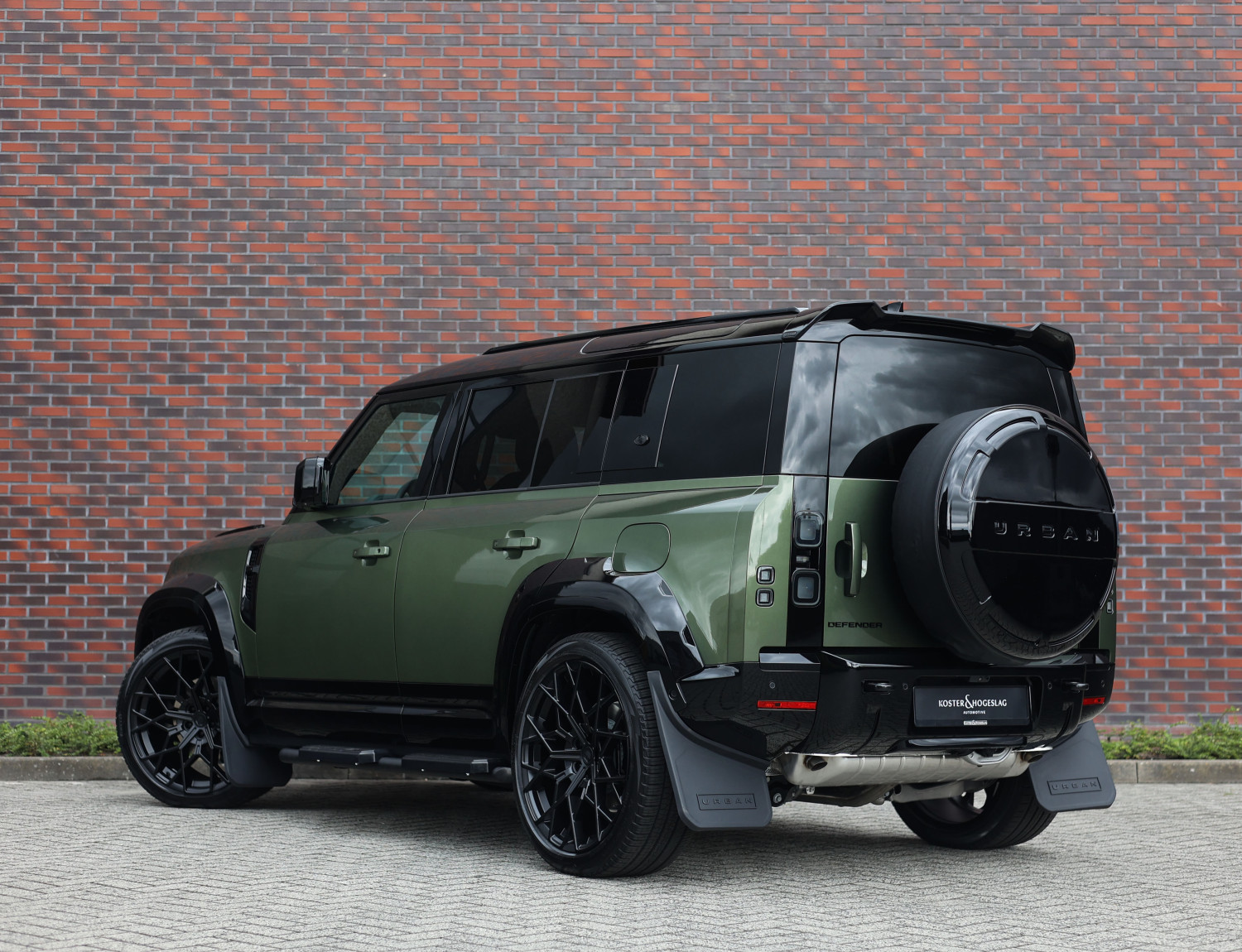 Land Rover Defender 110 P300e X-Dynamic SE
