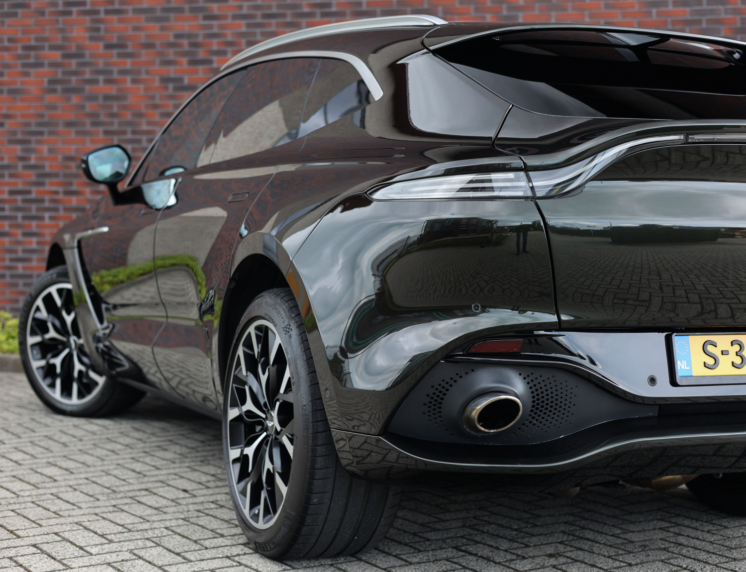Aston Martin Dbx 4.0 V8