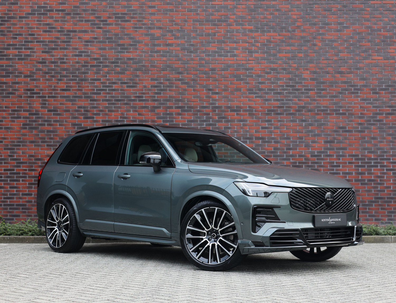 Volvo XC90 T8 AWD Ultra Dark
