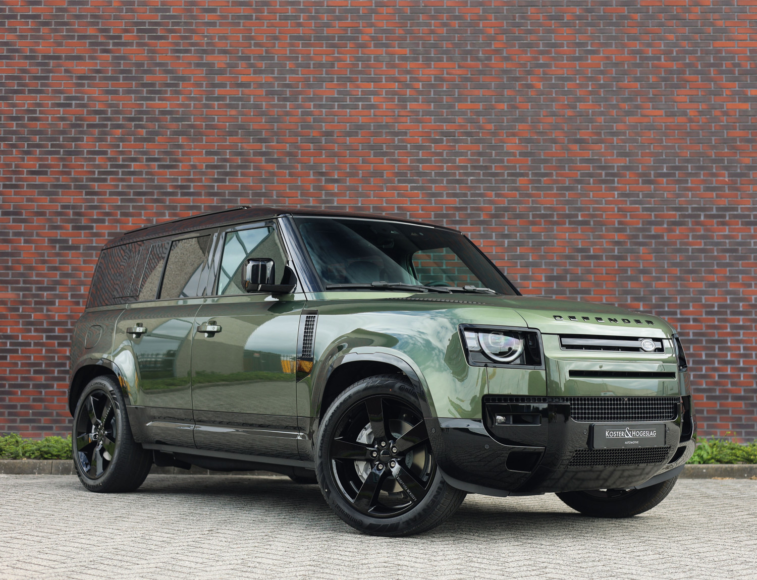 Land Rover Defender 110 P300e X-Dynamic SE