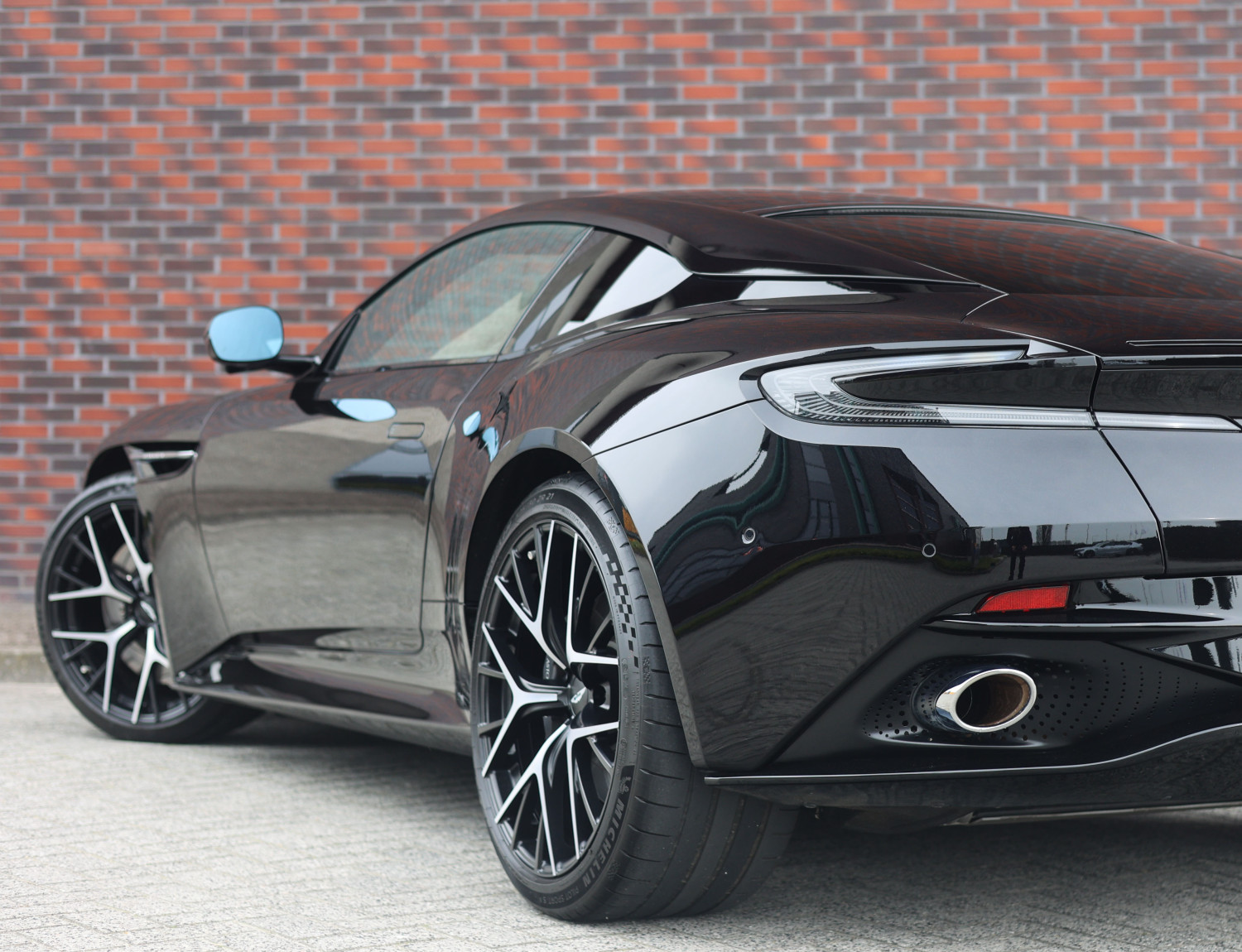 Aston Martin DB12 4.0 V8