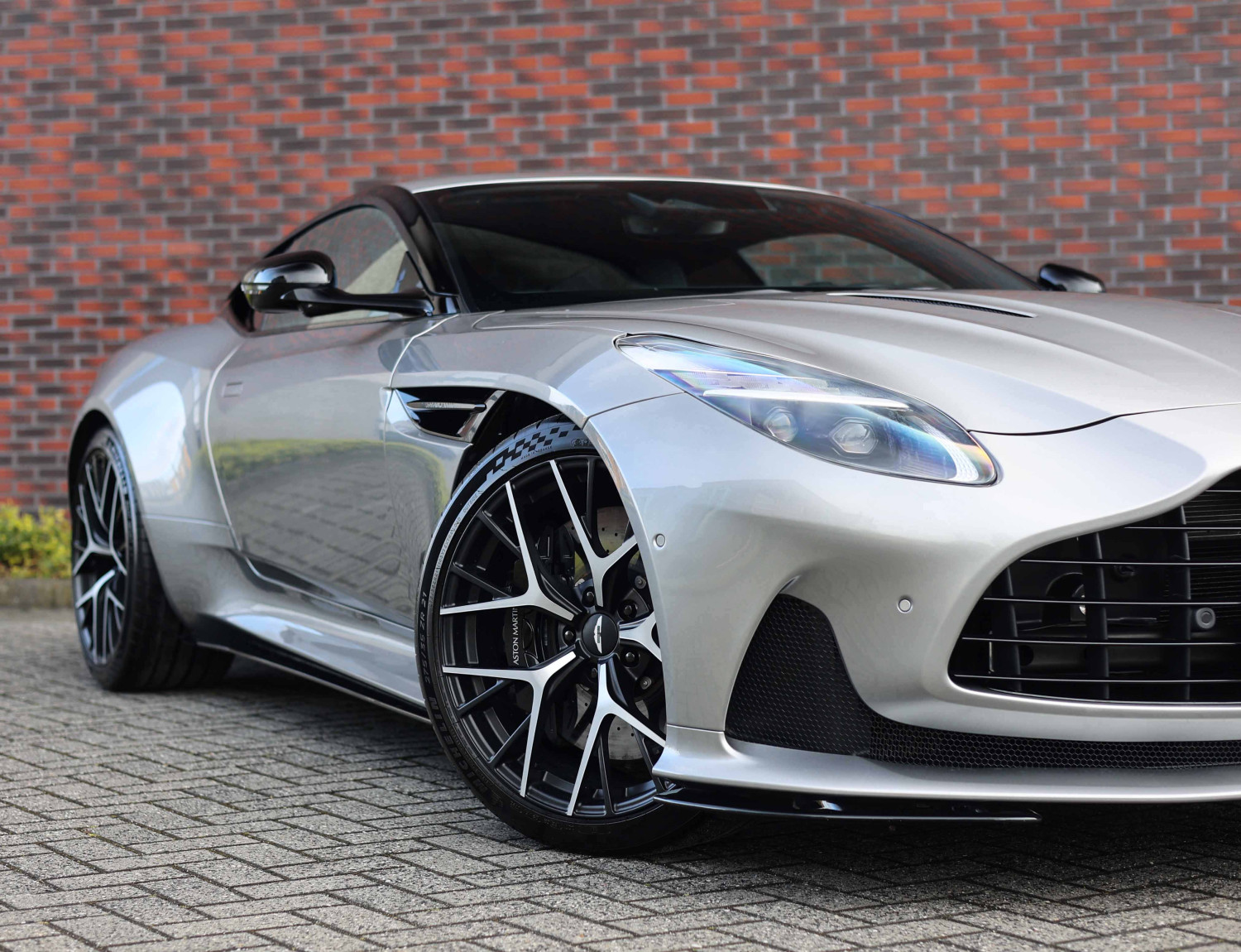 Aston Martin DB12 4.0 V8