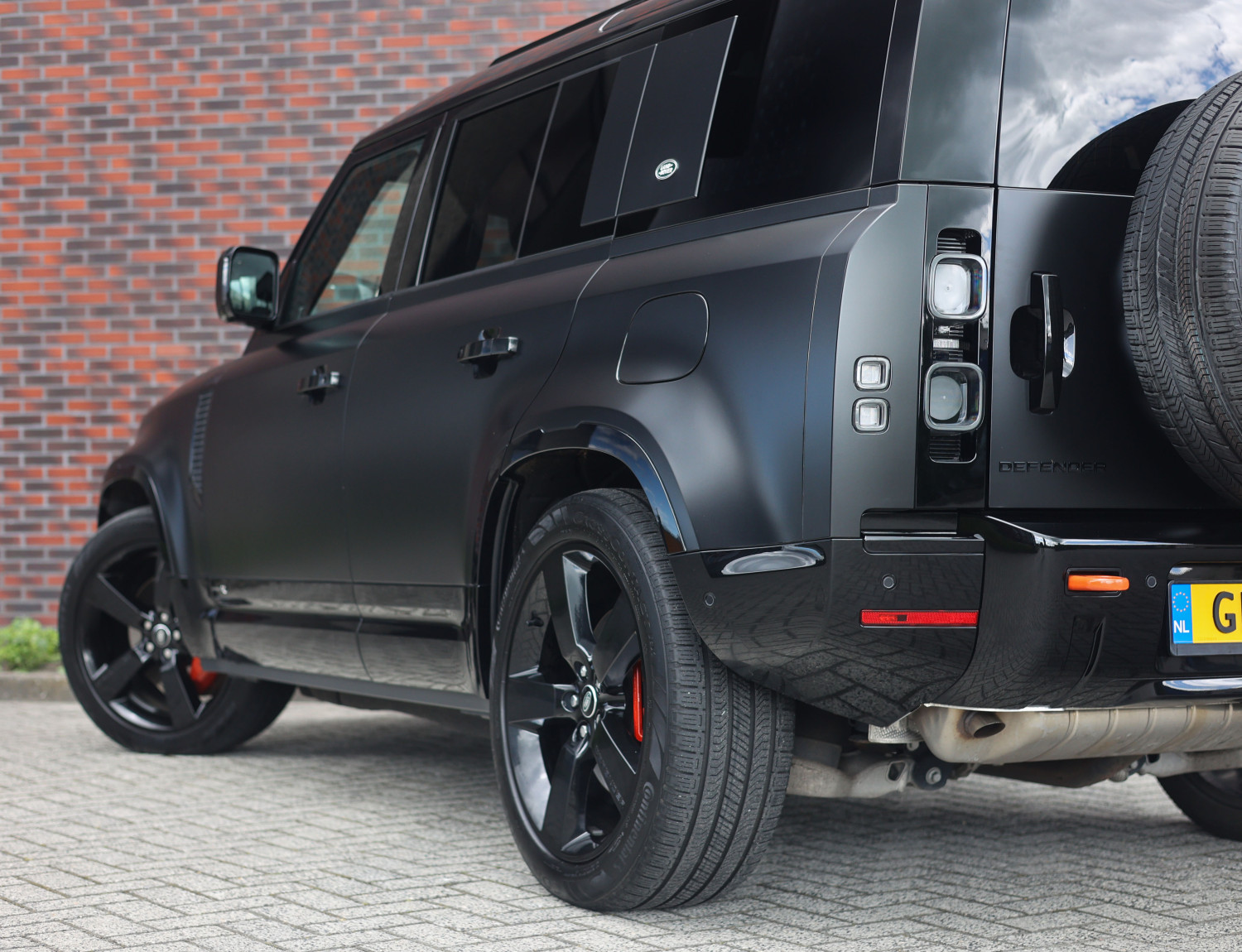 Land Rover Defender P400e X