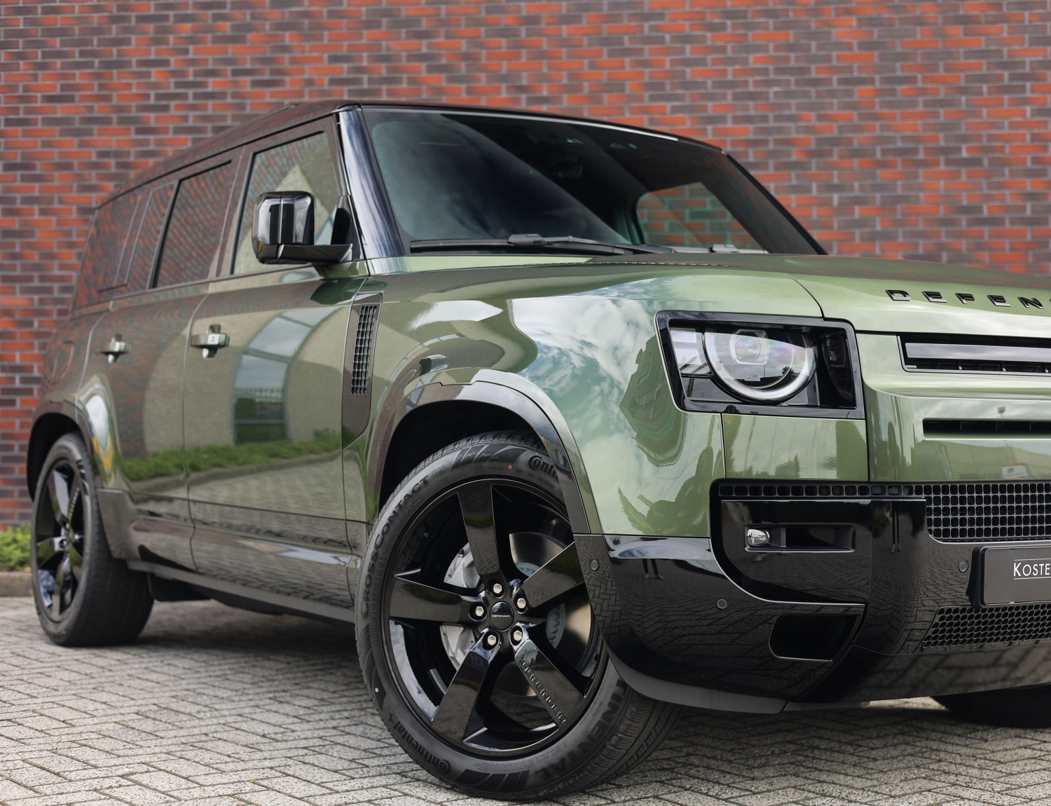 Land Rover Defender 110 P300e X-Dynamic SE