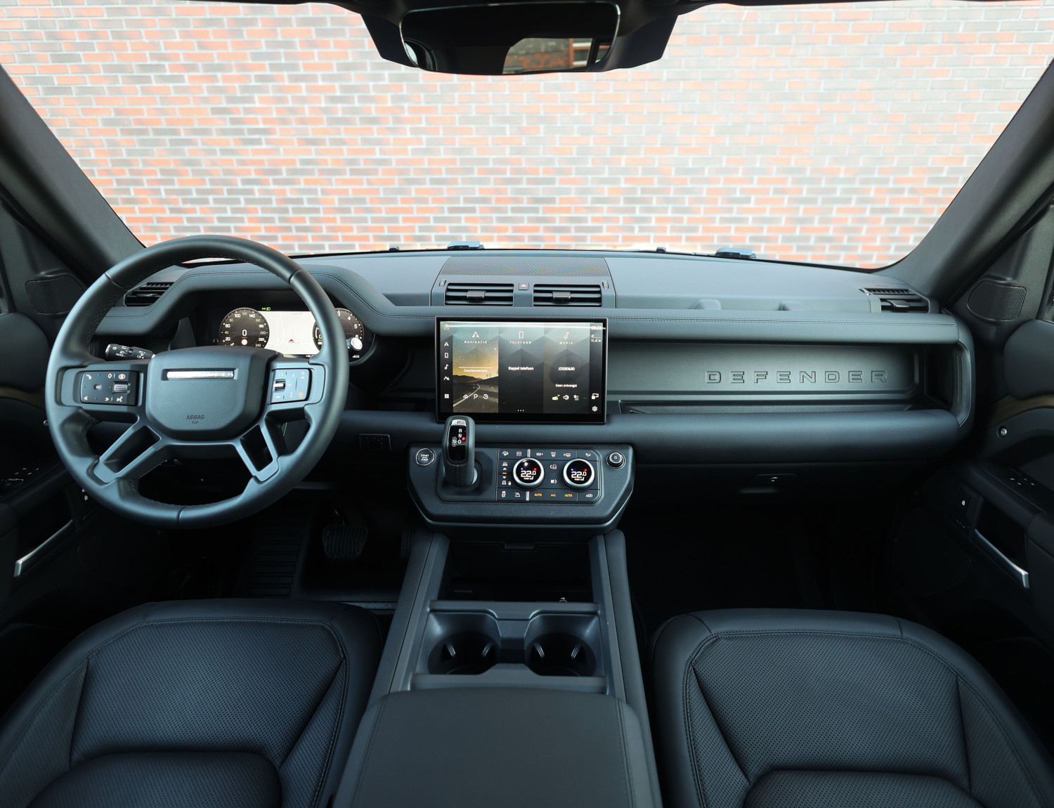 Land Rover Defender P300e X-Dynamic SE