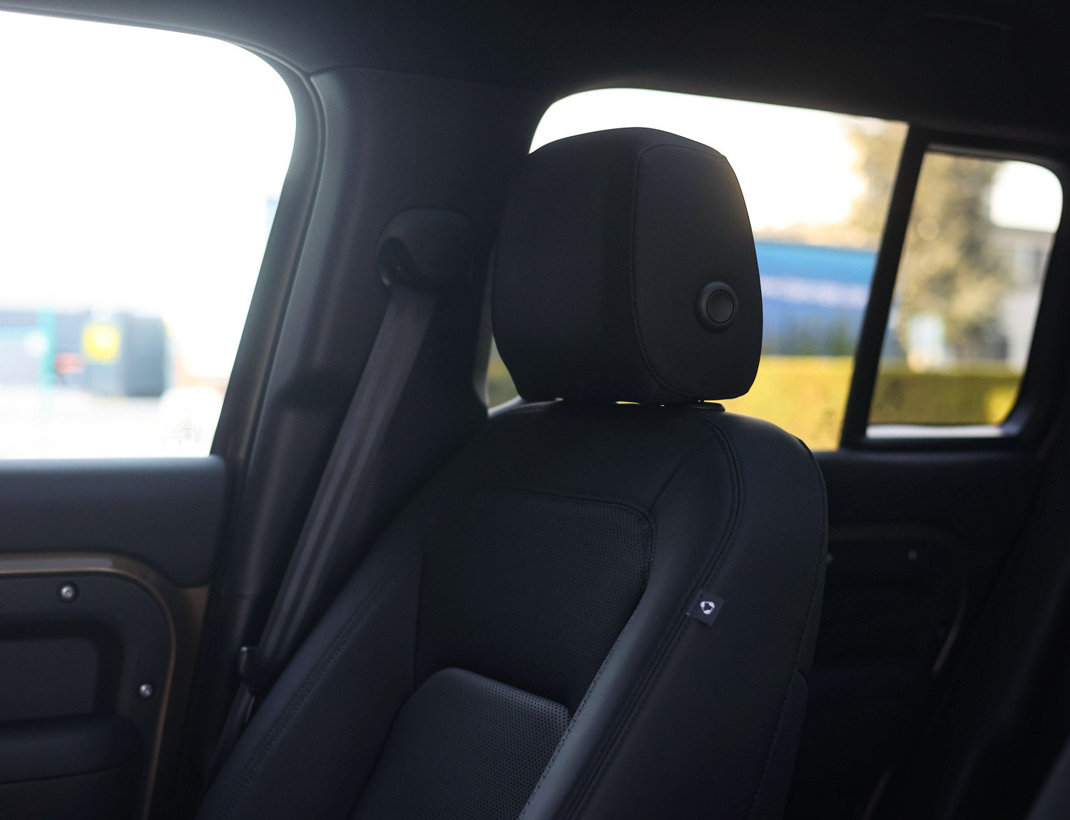 Land Rover Defender P300e X-Dynamic SE