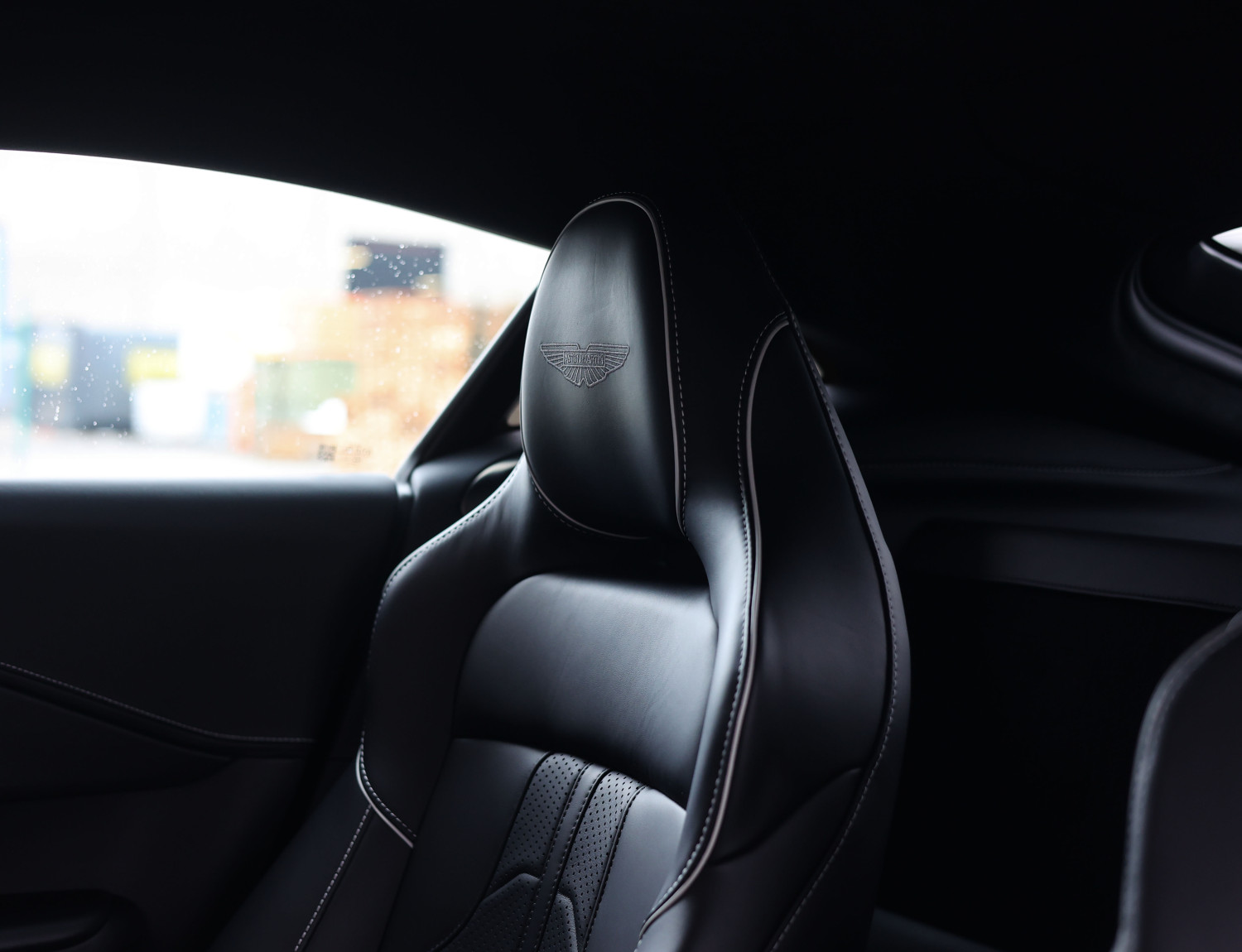 Aston Martin Vantage 4.0 V8