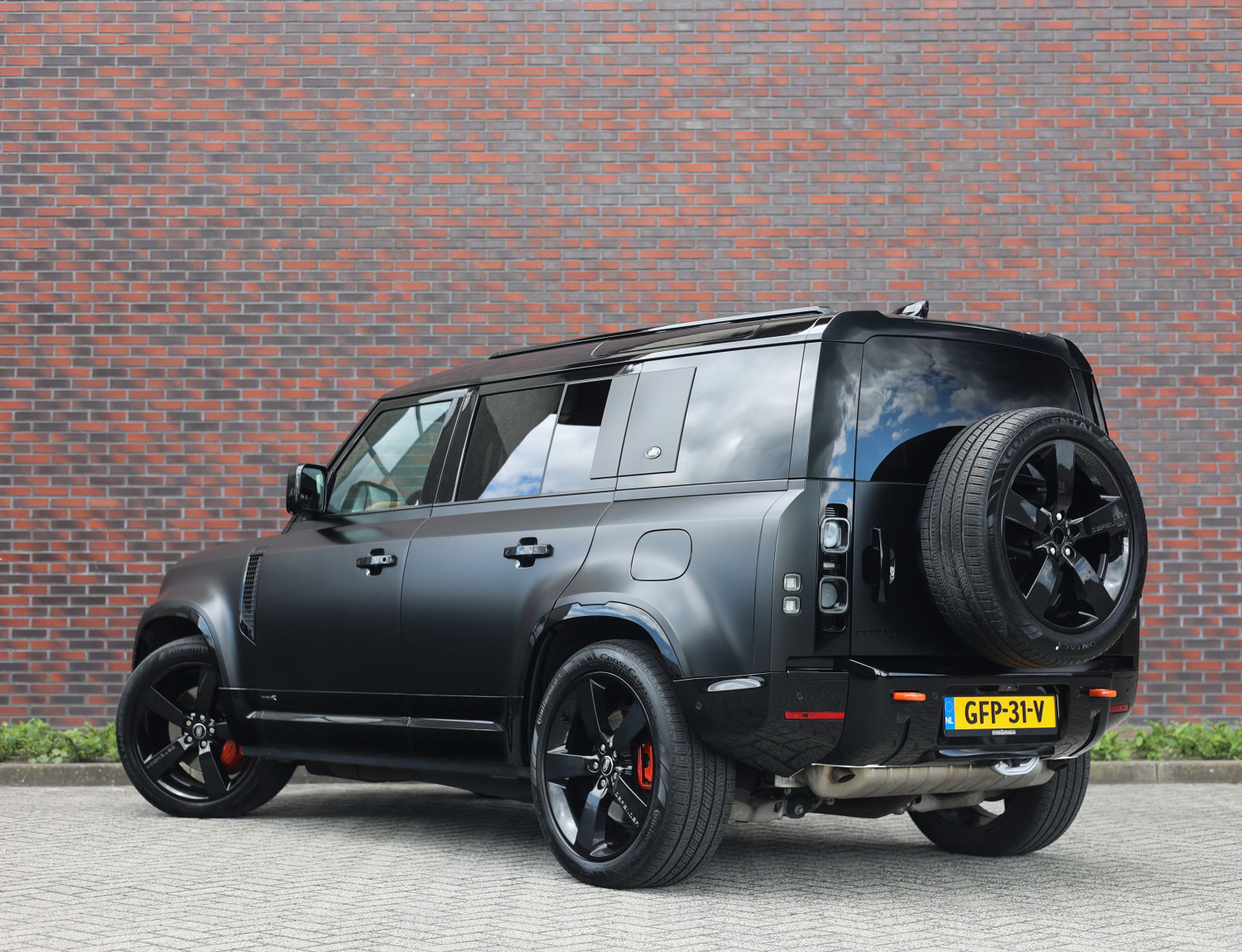 Land Rover Defender P400e X