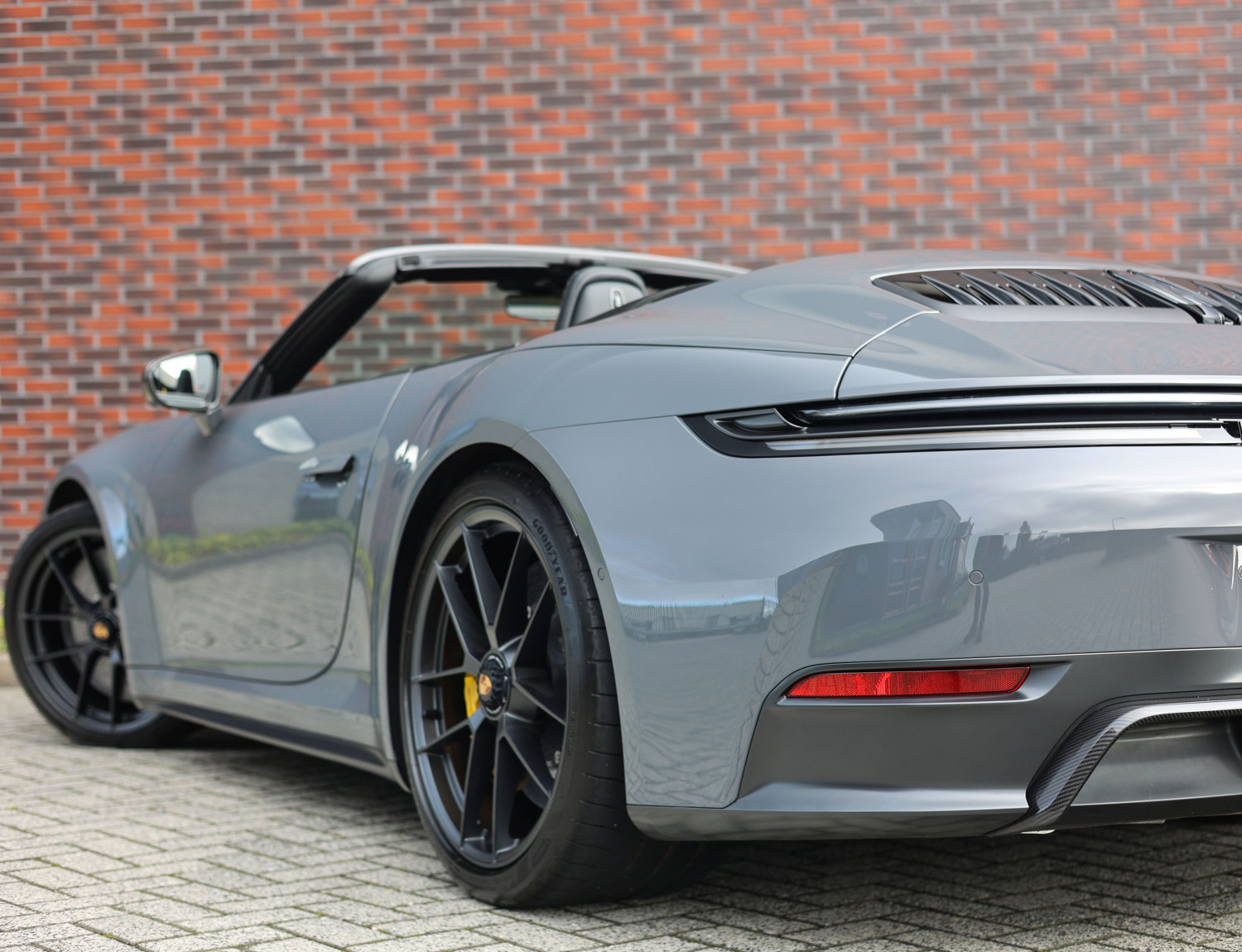 Porsche 911 Cabrio 3.6 T-Hybrid Carrera GTS Porsche 911 Cabrio 3.6 T-Hybrid Carrera GTS