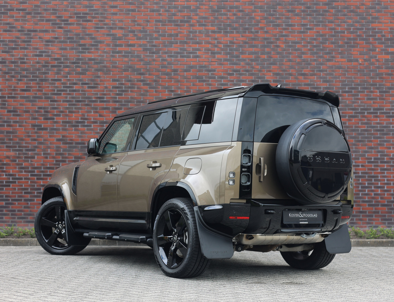 Land Rover Defender P300e X-Dynamic SE
