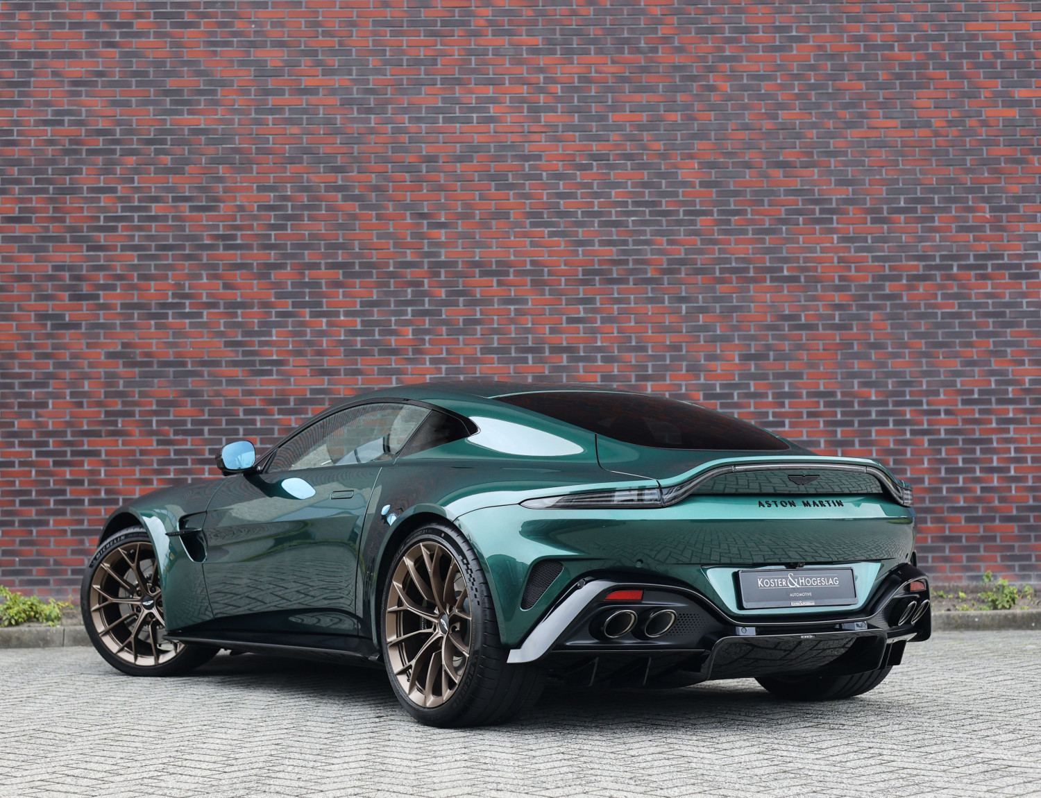 Aston Martin Vantage V8