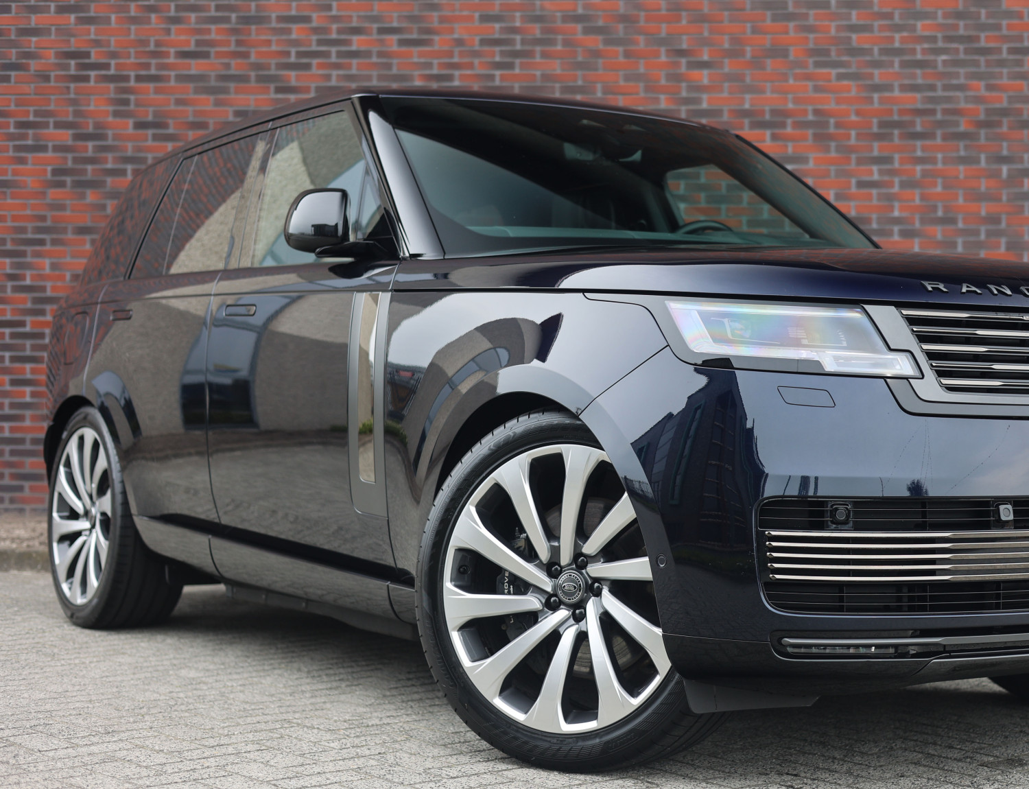 Land Rover Range Rover P550e SV