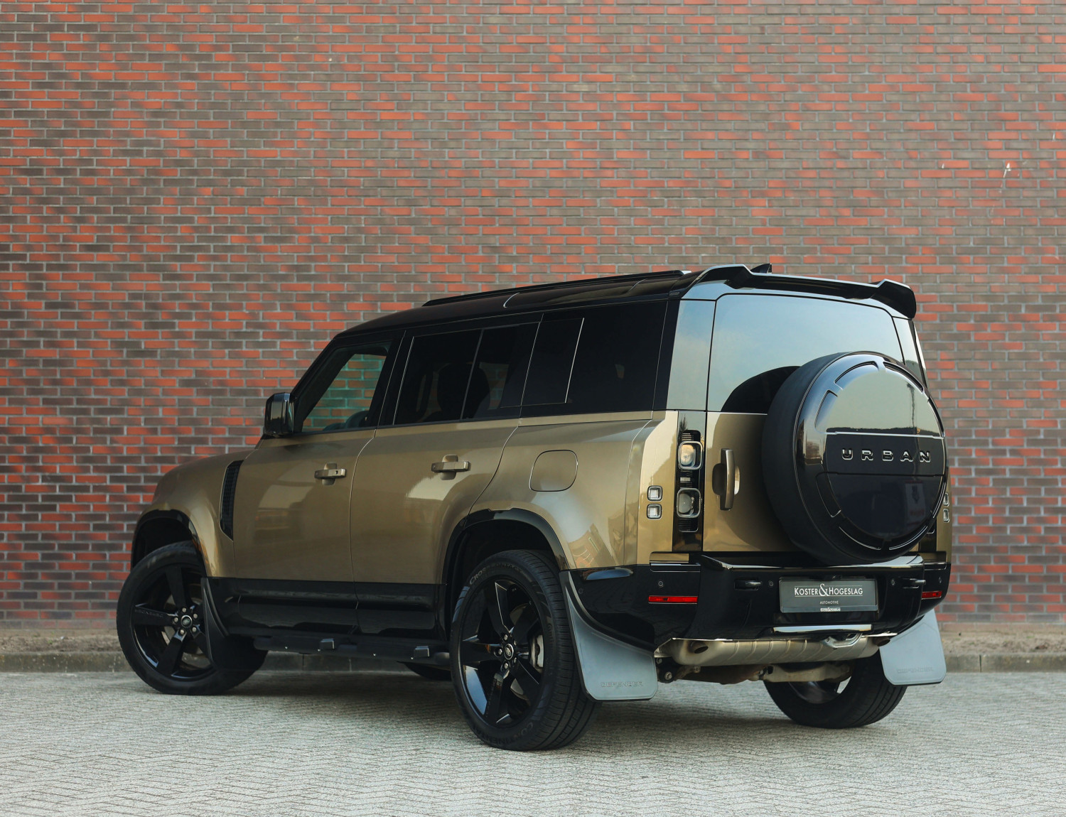 Land Rover Defender P300e X-Dynamic SE