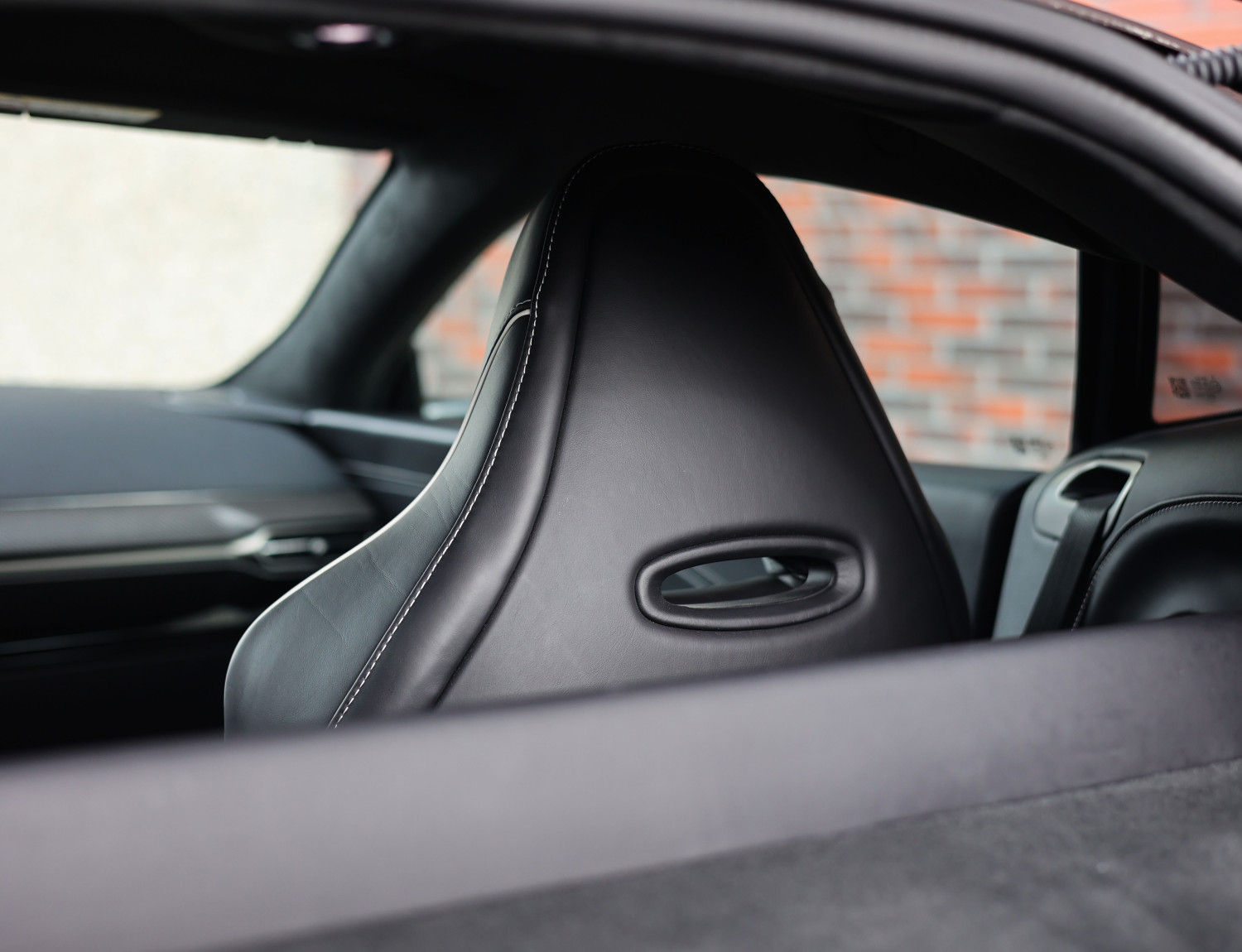 Aston Martin Vantage 4.0 V8