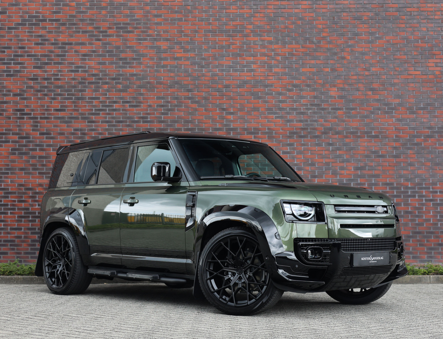 Land Rover Defender 110 P300e X-Dynamic SE