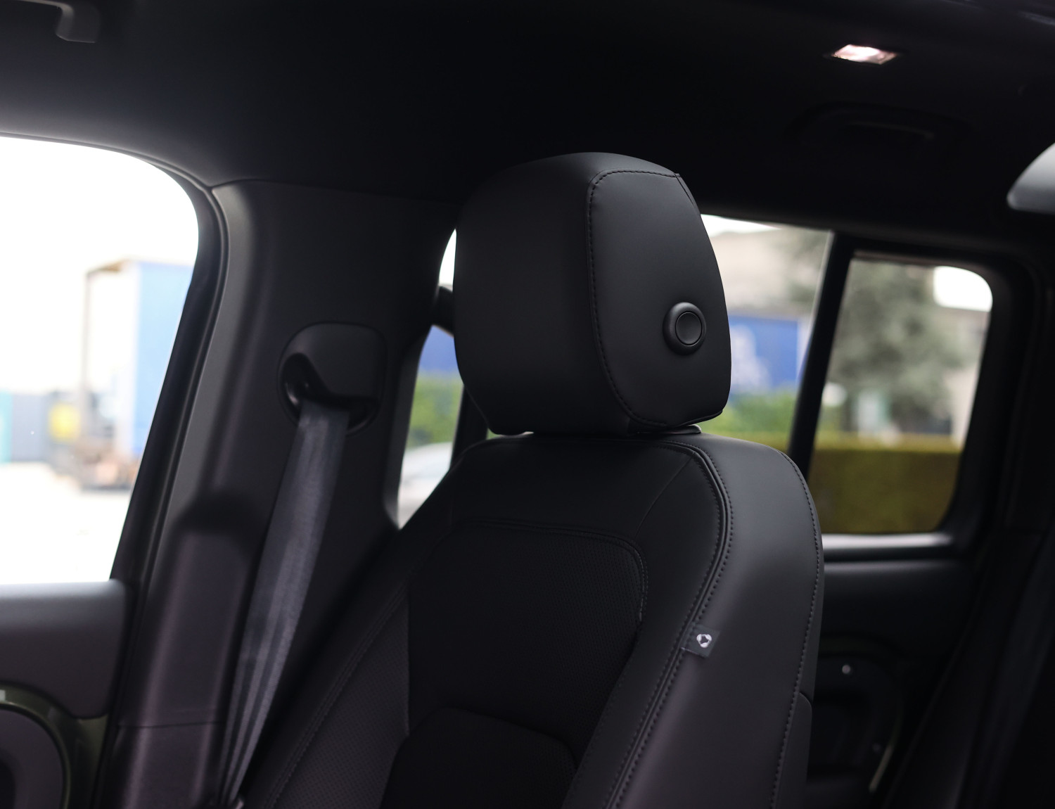 Land Rover Defender 110 P300e X-Dynamic SE