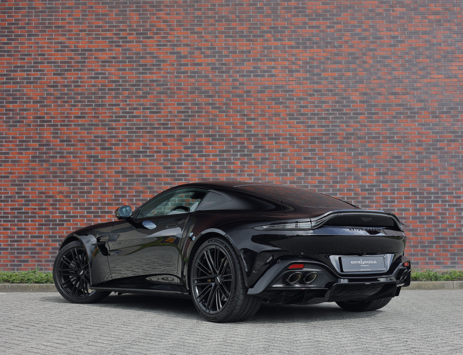 Aston Martin Vantage 4.0 V8