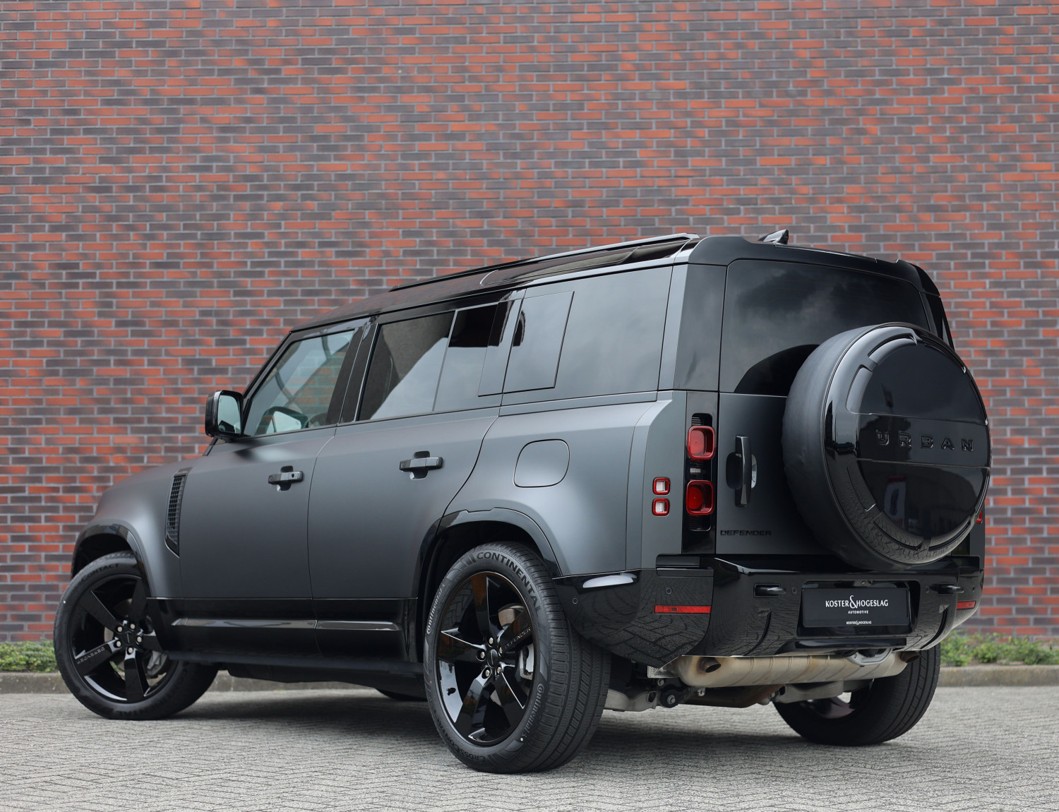 Land Rover Defender P300e X-Dynamic HSE