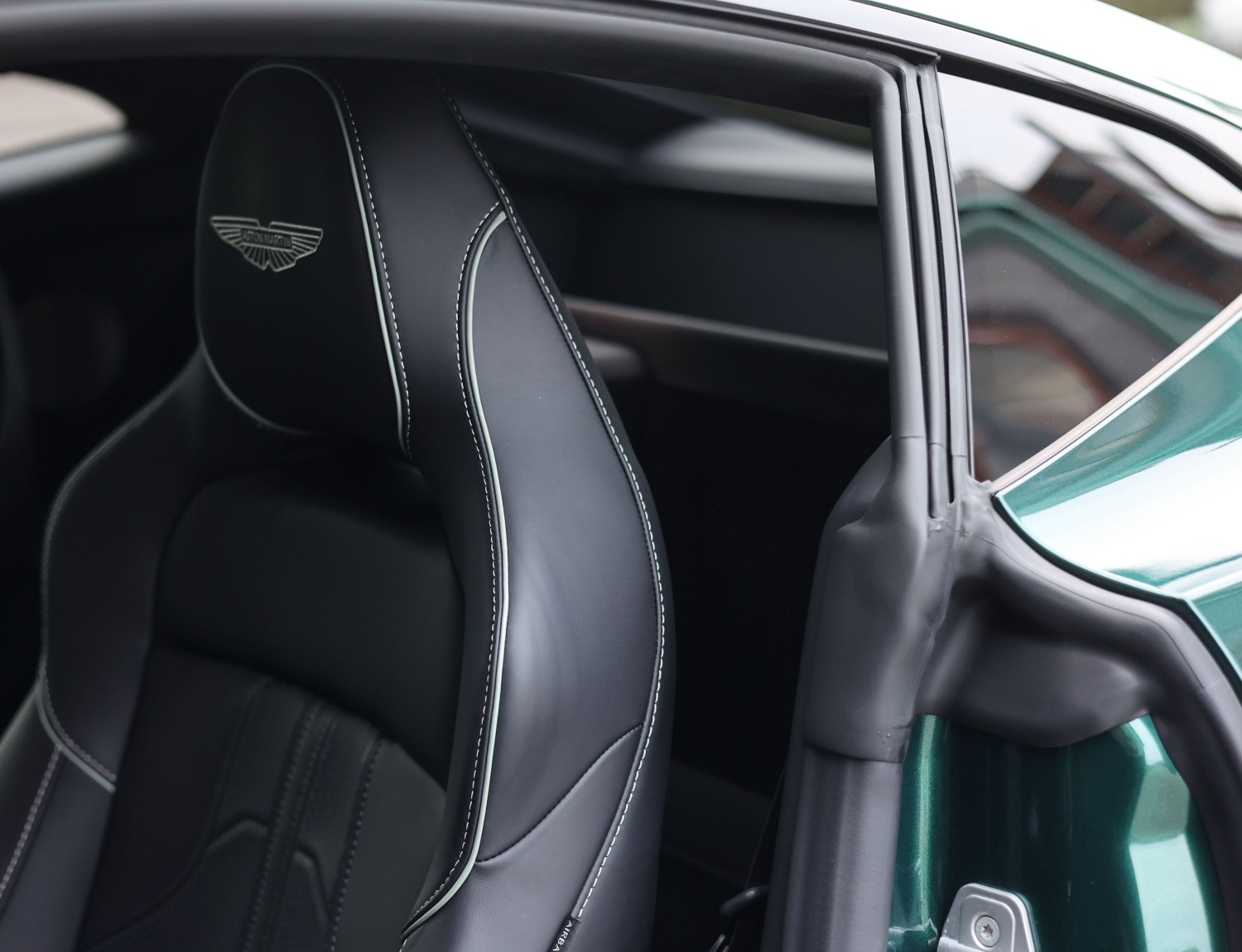 Aston Martin Vantage V8