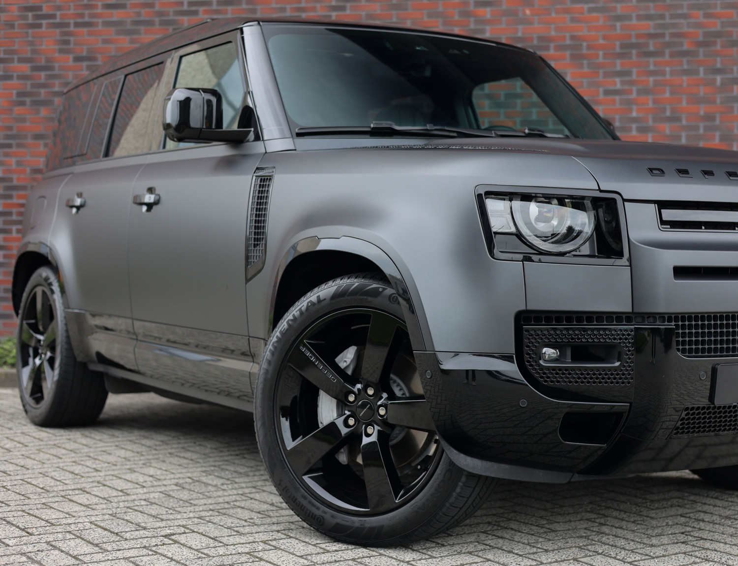Land Rover Defender P300e X-Dynamic HSE