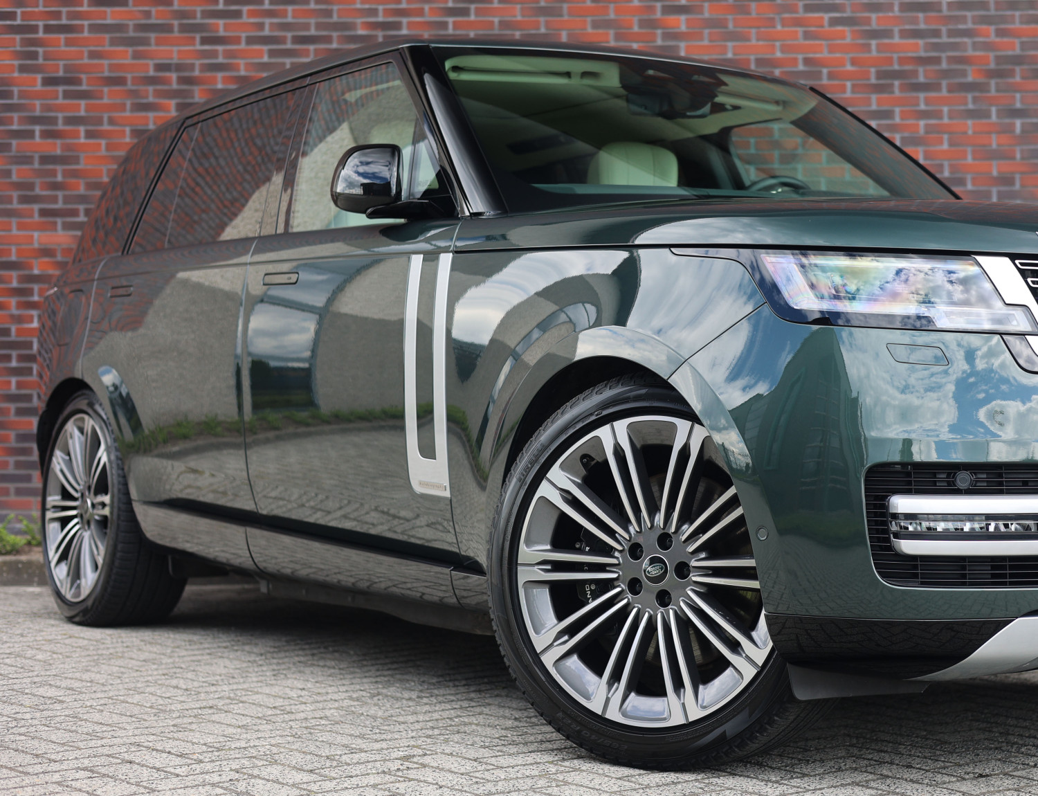 Land Rover Range Rover P460e LWB Autobiography