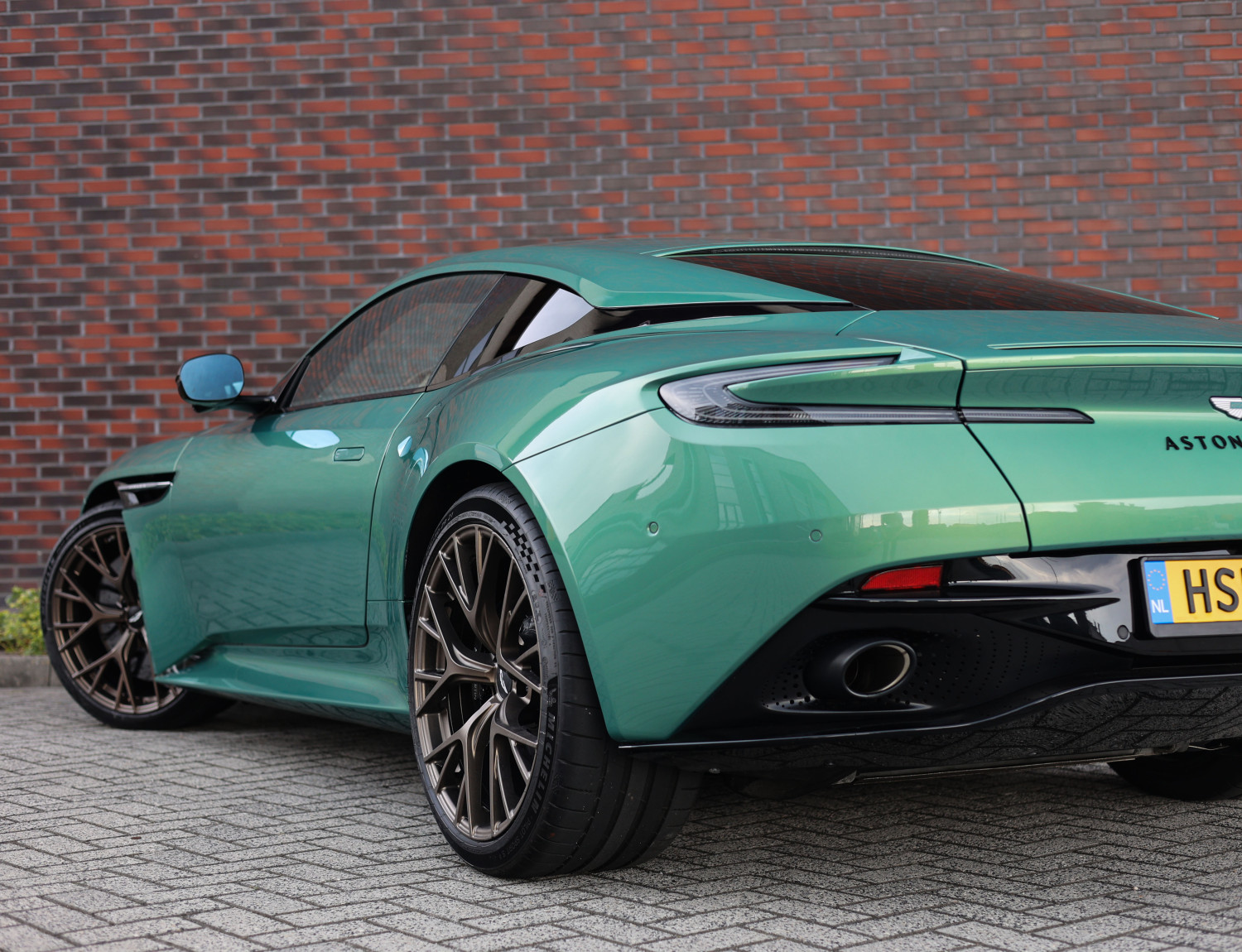 Aston Martin DB12 4.0 V8 Aston Martin DB12 4.0 V8