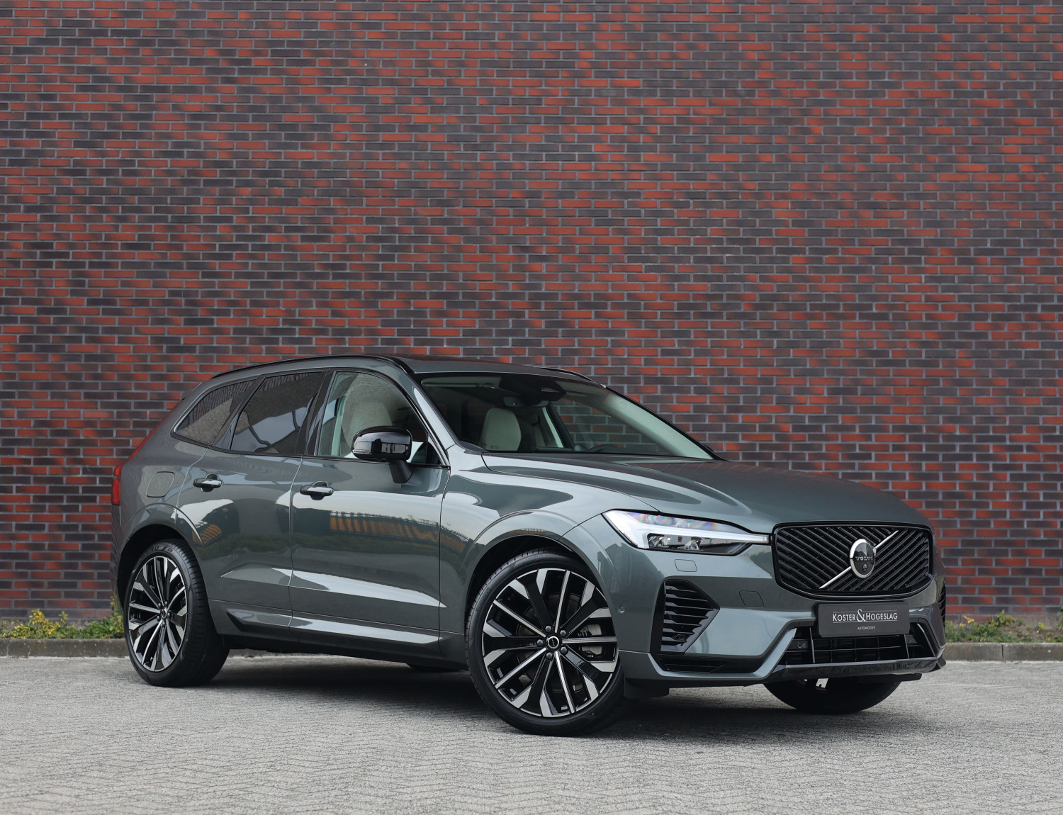 Volvo XC60 T8 AWD Ultra Dark