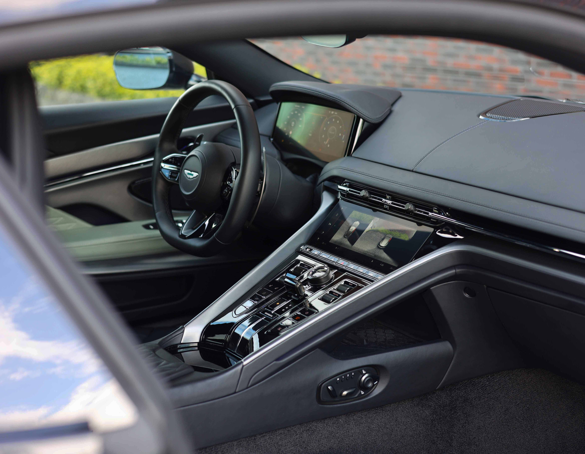 Aston Martin DB12 4.0 V8 Aston Martin DB12 4.0 V8