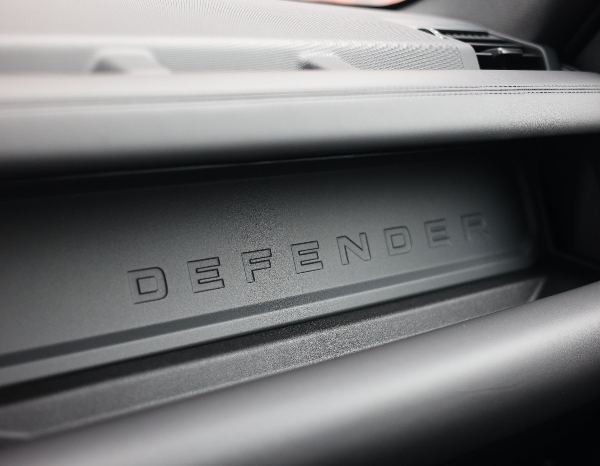 Land Rover Defender P300e X-Dynamic HSE