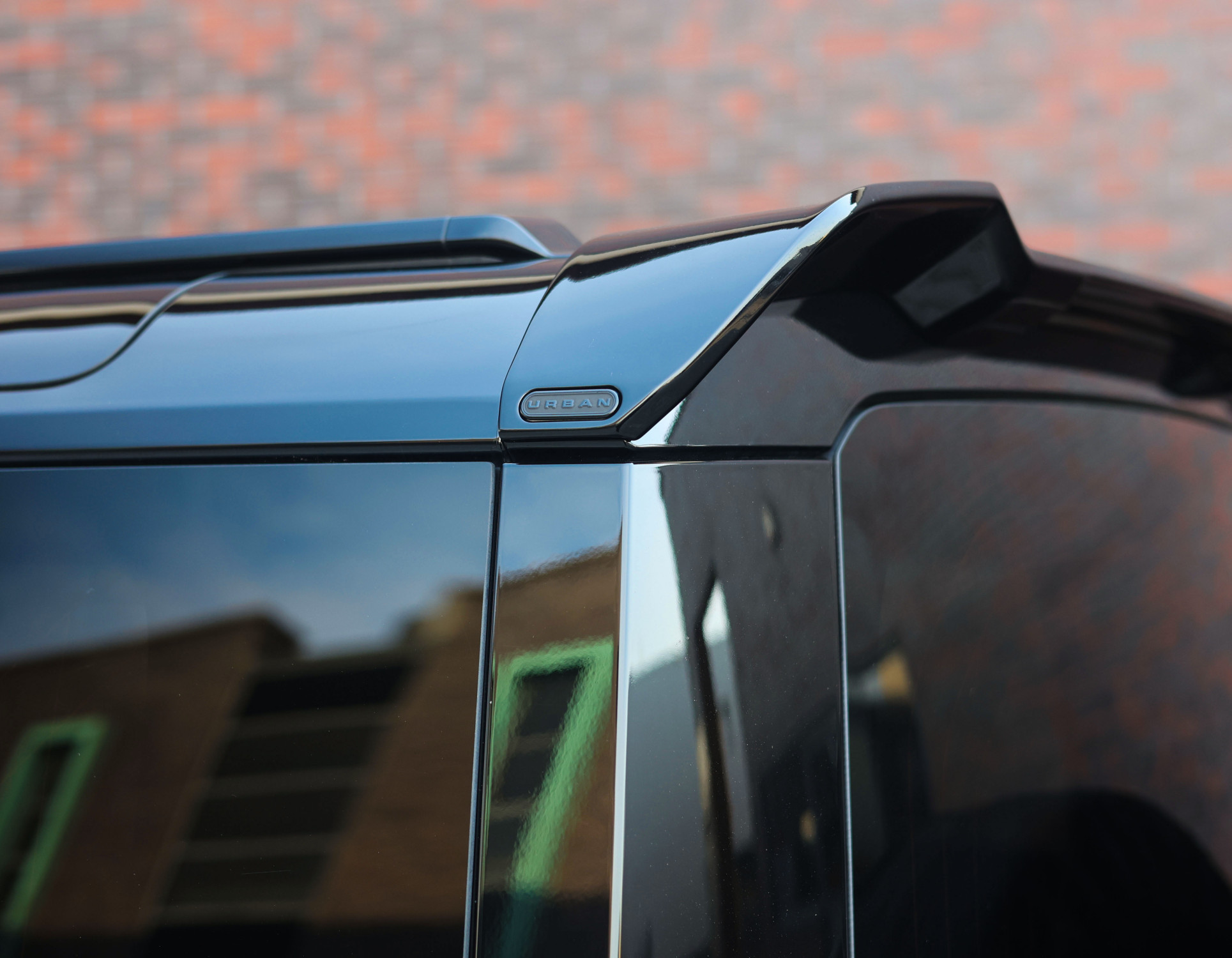 Land Rover Defender P300e X-Dynamic SE